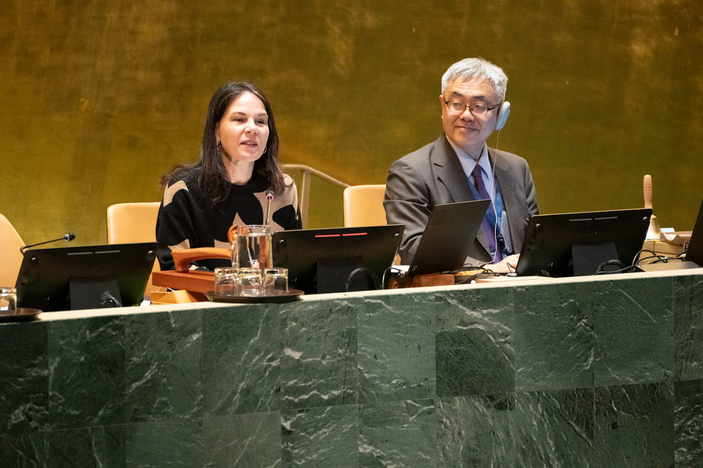 联合国大会主席安娜莱娜·贝尔伯克(左)主持了“体育促进发展与和平:通过体育和奥林匹克理想建设和平与更美好的世界”会议。